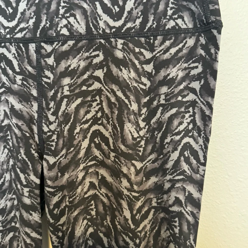 Varley Luna High Rise 7/8 Legging in Dark Mono Zebra Size Medium